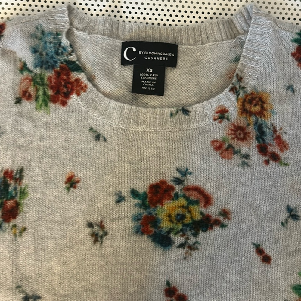 Cashmere crewneck with floral pattern
